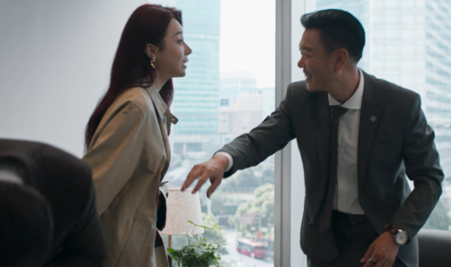 有种“妩媚”叫隆妮带眼镜,一眼万年千娇百媚,简直是媚到骨子里