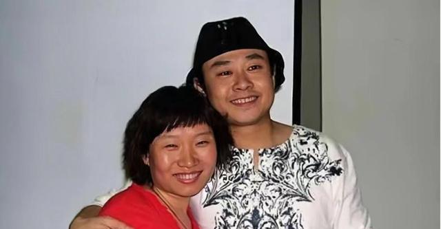 离婚33年后,再看刀郎那个和富商私奔的前妻,她后悔俩字说烂了