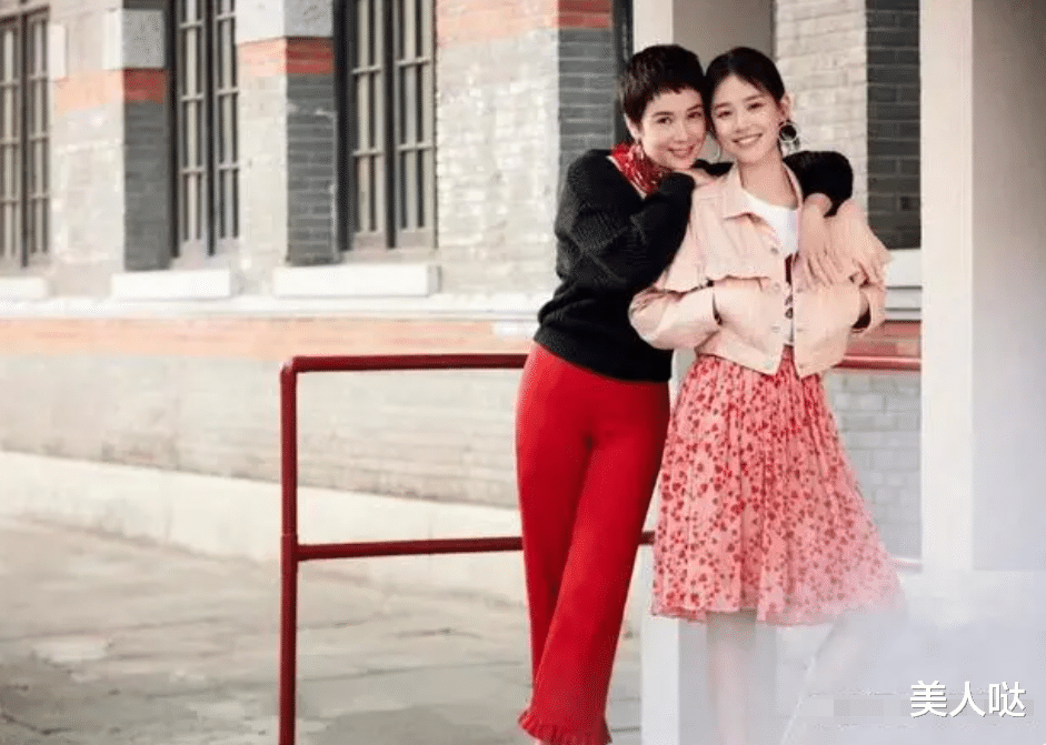 那英同框蒋雯丽, 1岁之差却像两代人,一个中年大妈,一个嫩似洋娃娃