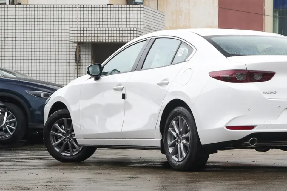 又一合资车“降价了”！从11.59万降至8.99万，1公里4毛，喝92油