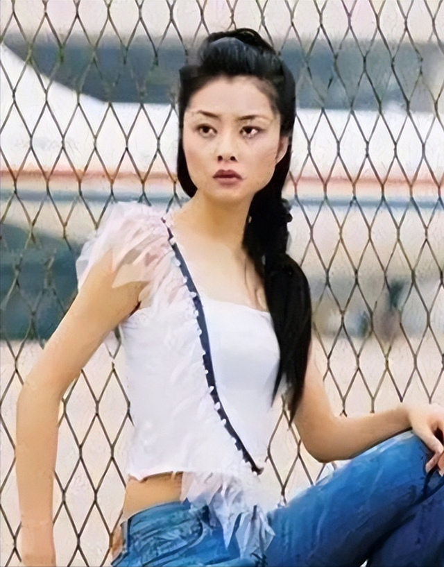 “极品超模”熊黛林上位史：36岁嫁入豪门生双胞胎，41岁似少女