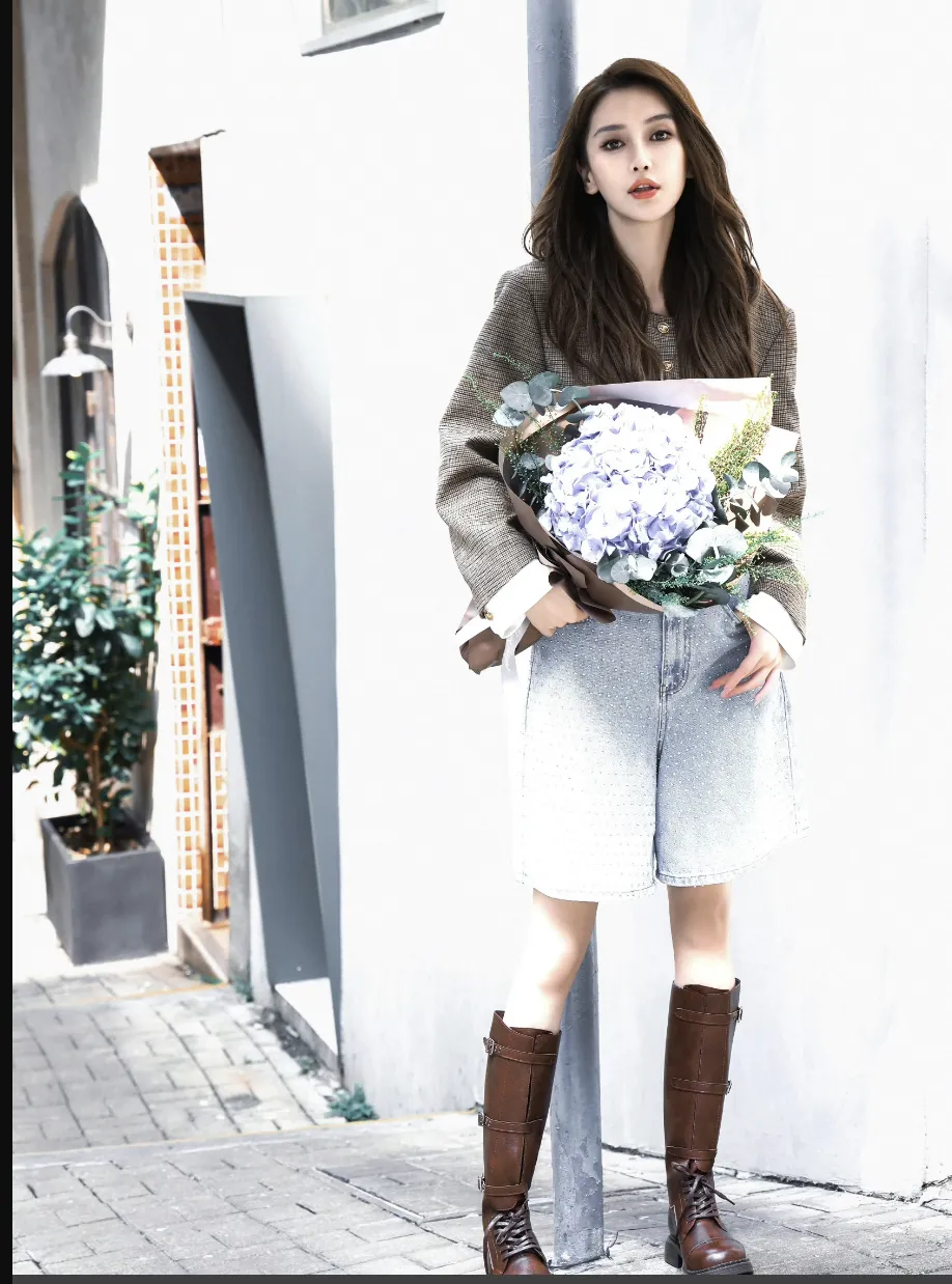 35岁杨颖晒国庆照片，完胜黄晓明现任！网友：明星和网红的区别