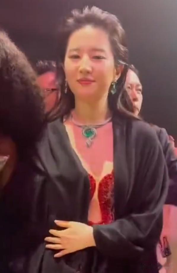 人到“中年”!刘亦菲颜值断崖下滑陷入窘境,身材也被素人吊打!