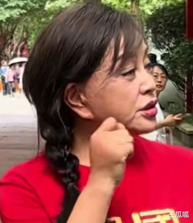 73岁刘晓庆被偶遇,离开美颜的她脸部坑坑洼洼,这张脸真的没法看