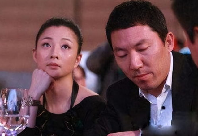 事实证明,47岁的“大号水蜜桃”李小冉,已经走上了另一条道路!