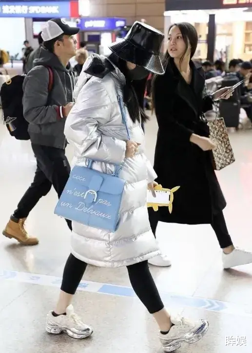 范冰冰机场放飞自我!上半身裹成粽子,下半身却露脚踝,这是新潮流?