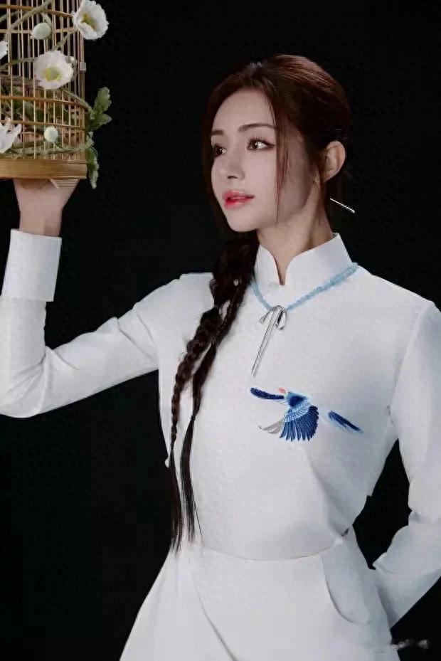 麦迪娜中式旗袍秀美腿，与姜潮七夕甜蜜撒糖，夫妻合体羡煞旁人！