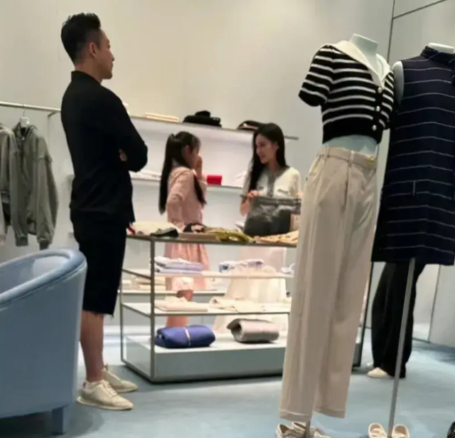 汪小菲晒未婚妻高清照!现任穿白裙挎15万包,韩国街头吃煎饼美翻