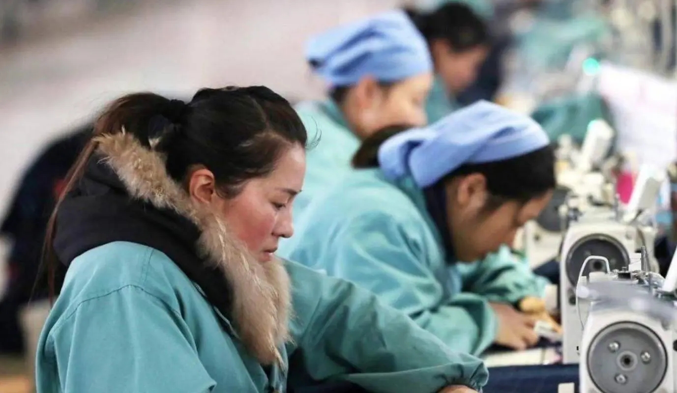 工厂员工嫌工资太少，集体逼宫老板让涨工资，老板一招看透人性