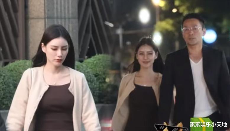 汪小菲给岳父岳母送大礼,手提高档礼盒非常礼貌,小梅笑个不停