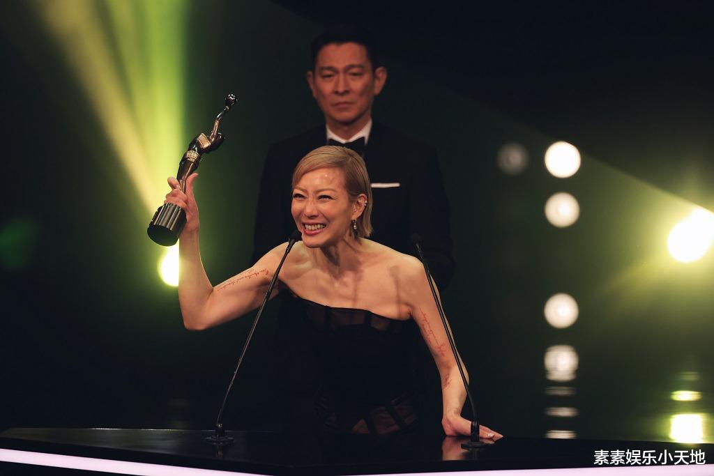 郑秀文许志安日本街头十指紧扣,夫妻情比金坚很恩爱