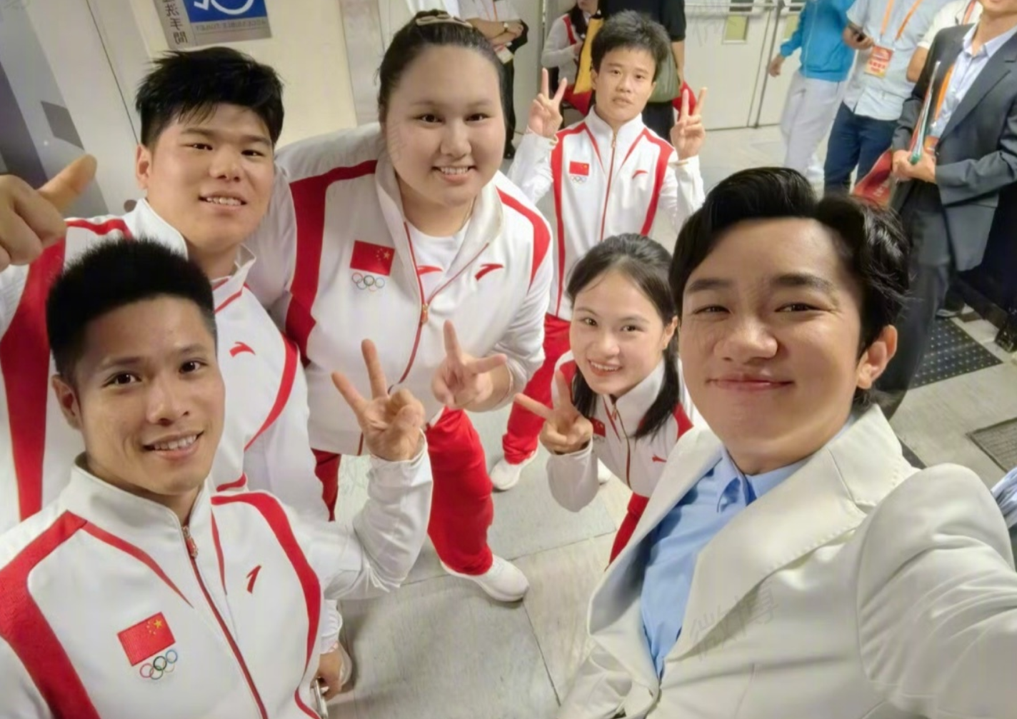 王祖蓝晒与奥运健儿合照！幽默抢镜成显眼包，运动员当背景引热议