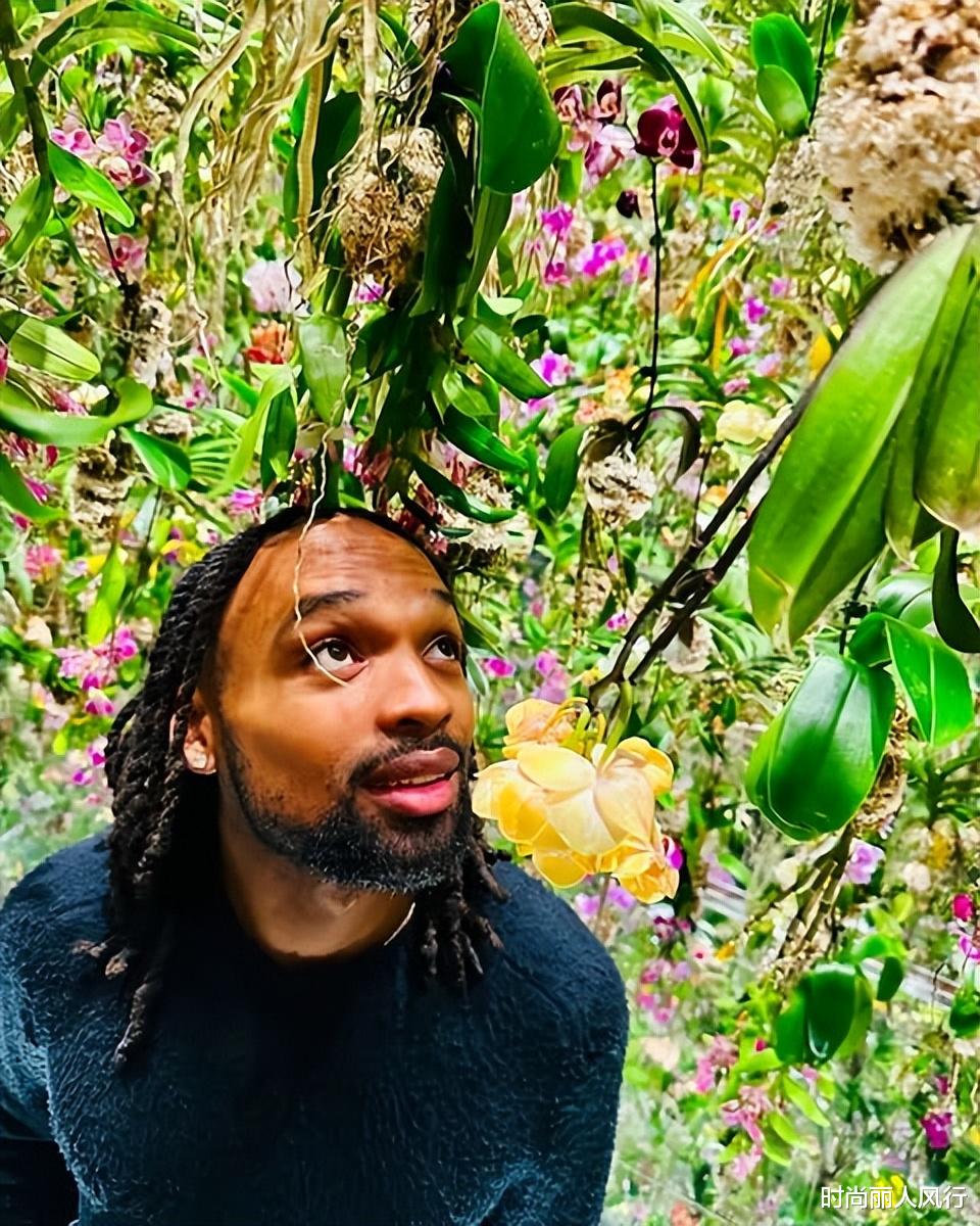 66岁麦当娜和28岁黑人小男友日本跨年好甜!扎双麻花,嫩成小姑娘