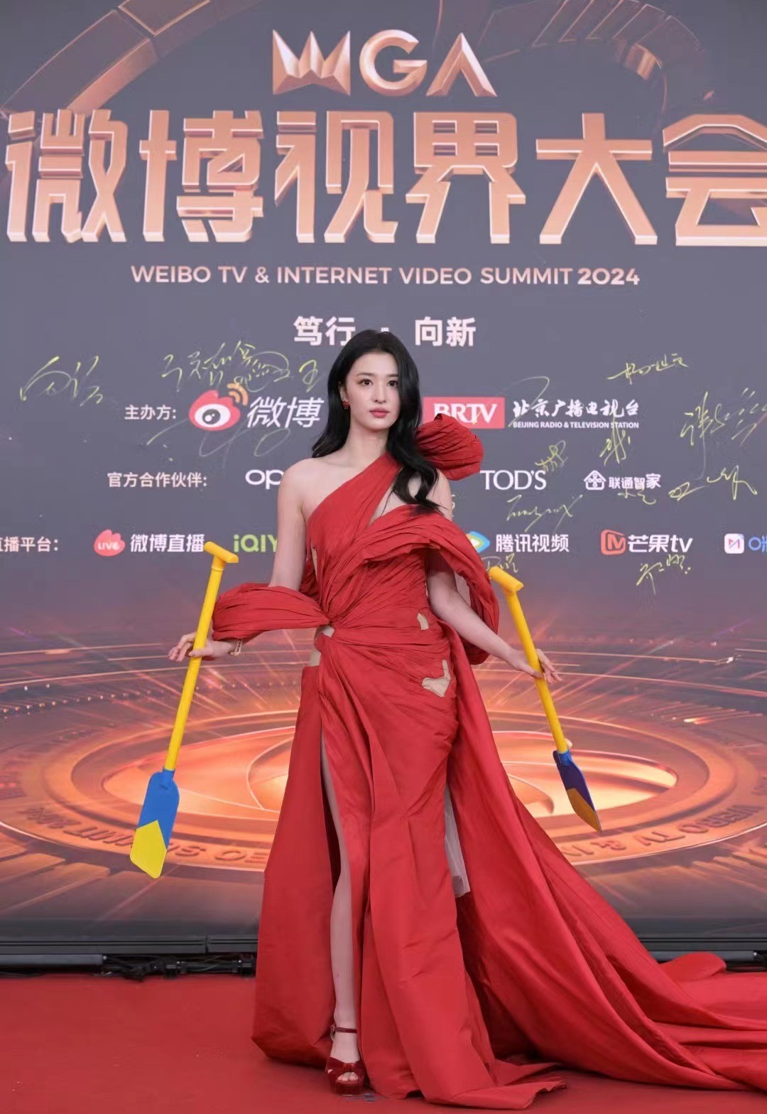 北京这一夜的红毯，将向佐的“荒诞”，展现得淋漓尽致