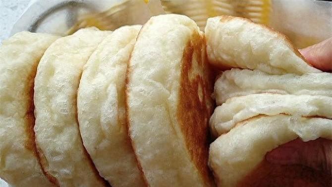 发面糖饼，一斤面，9两水，不用揉面，筷子一搅，柔软蓬松吃不够