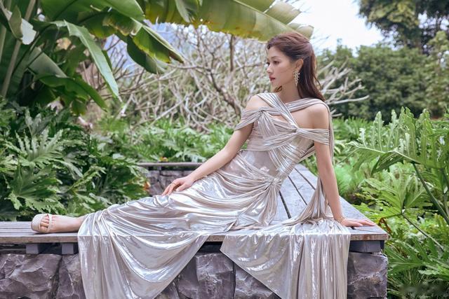 万茜、关晓彤大长腿