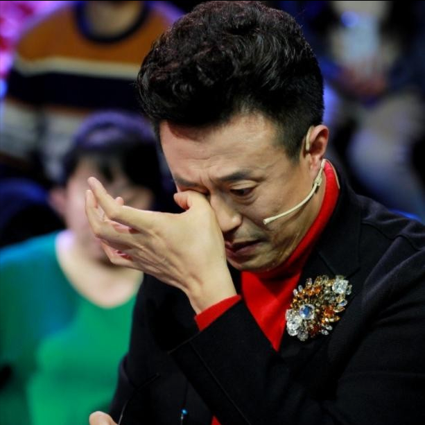 结婚九个月妻子瘫痪后不离不弃，45岁他离开央视，50岁儿女双全