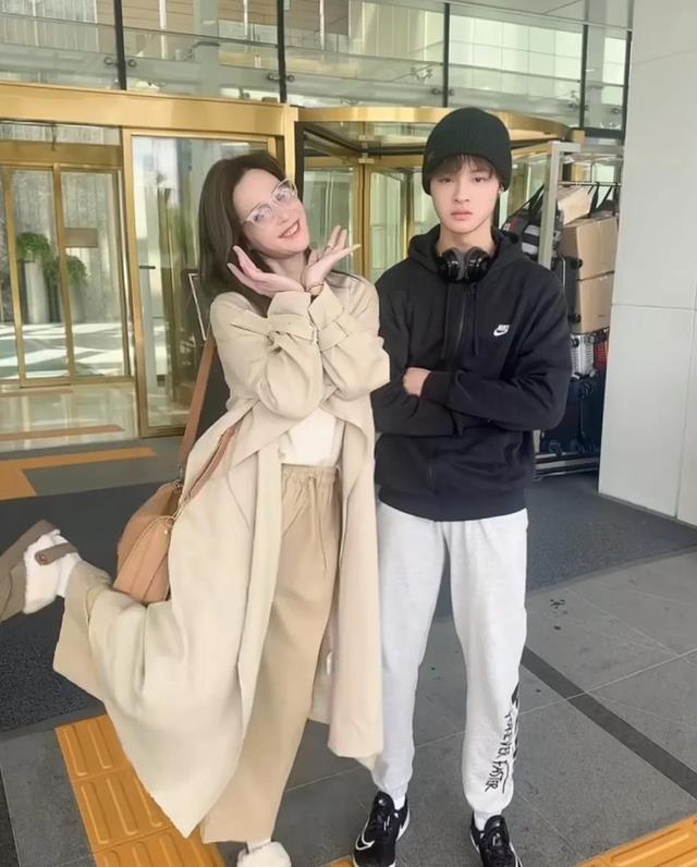 马景涛的儿子长大了,和前妻似姐弟,两个儿子比爸爸还帅