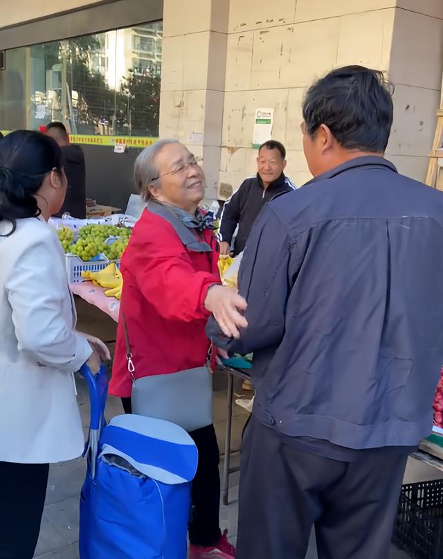 88岁李明启现身菜市场,头发全白走路摇晃,与商贩合影大金链抢眼