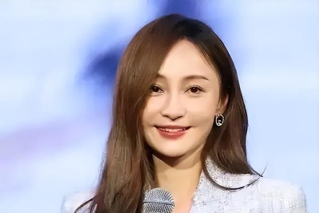 42岁姚笛回国后首现身，带儿子出门游玩引热议，网友：文章亏大了