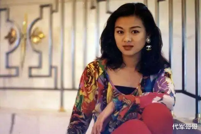 她是郭富城高调公开的初恋，气质绝佳，神似关之琳，59岁风韵犹存