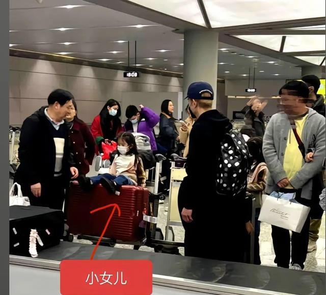 郭富城真孝顺,一家人返回香港,岳父岳母也跟着一起回去香港!