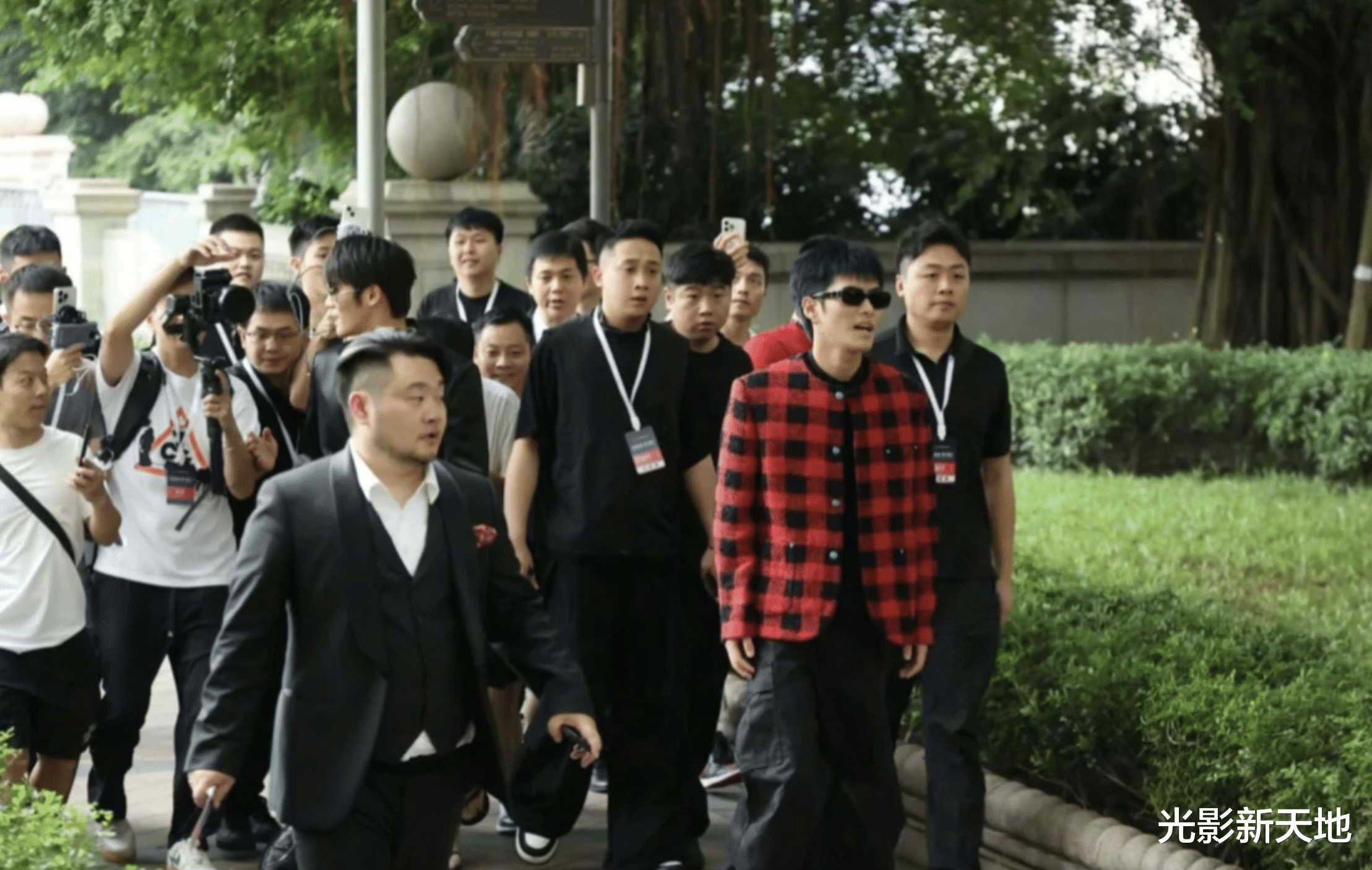 疯狂小杨哥,成功让半个香港娱乐圈沦陷