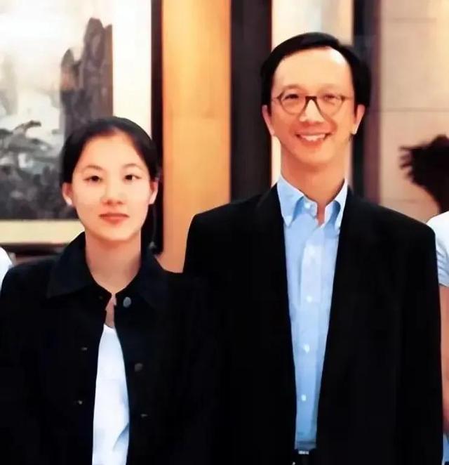 梁锦松恐怕现在后悔了,主要没想到小他26岁的伏明霞,老这么快