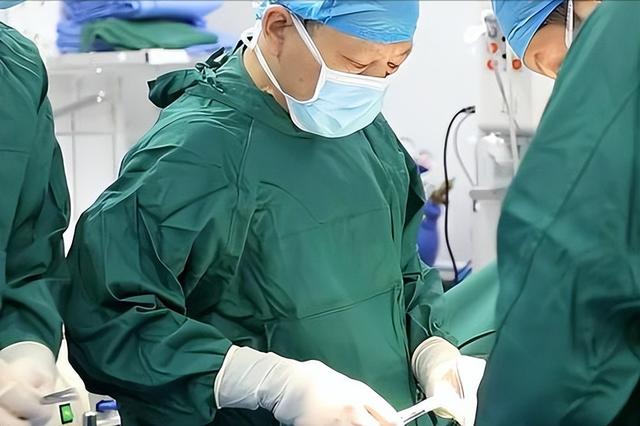 41岁女子确诊肝癌，崩溃嚎啕大哭，医生：3个月前腰部就提醒你了