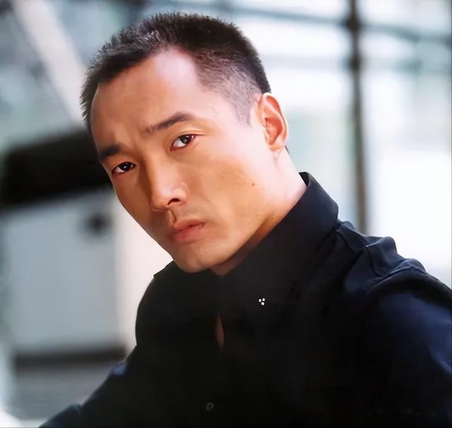 从机修工到平民影帝，和曾黎分手后又娶韩国美女，他有何魅力？