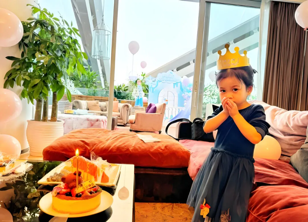 王阳3岁女儿走秀首秀,满头卷发似洋娃娃,网友:比你老爸走的好