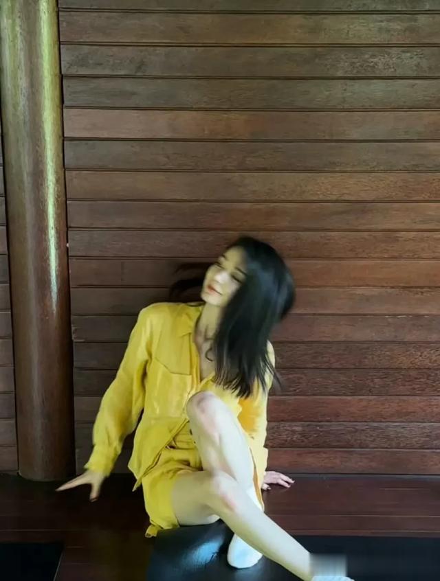 新疆维吾尔族的穆凯代斯，那种明媚大方、娇艳的美真的特别好看