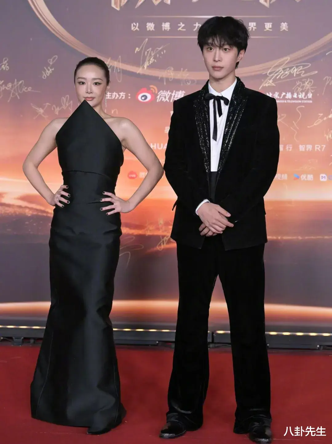 微博之夜红毯：关晓彤陈都灵穿错衣服，杨紫古风造型独特，赵丽颖好美