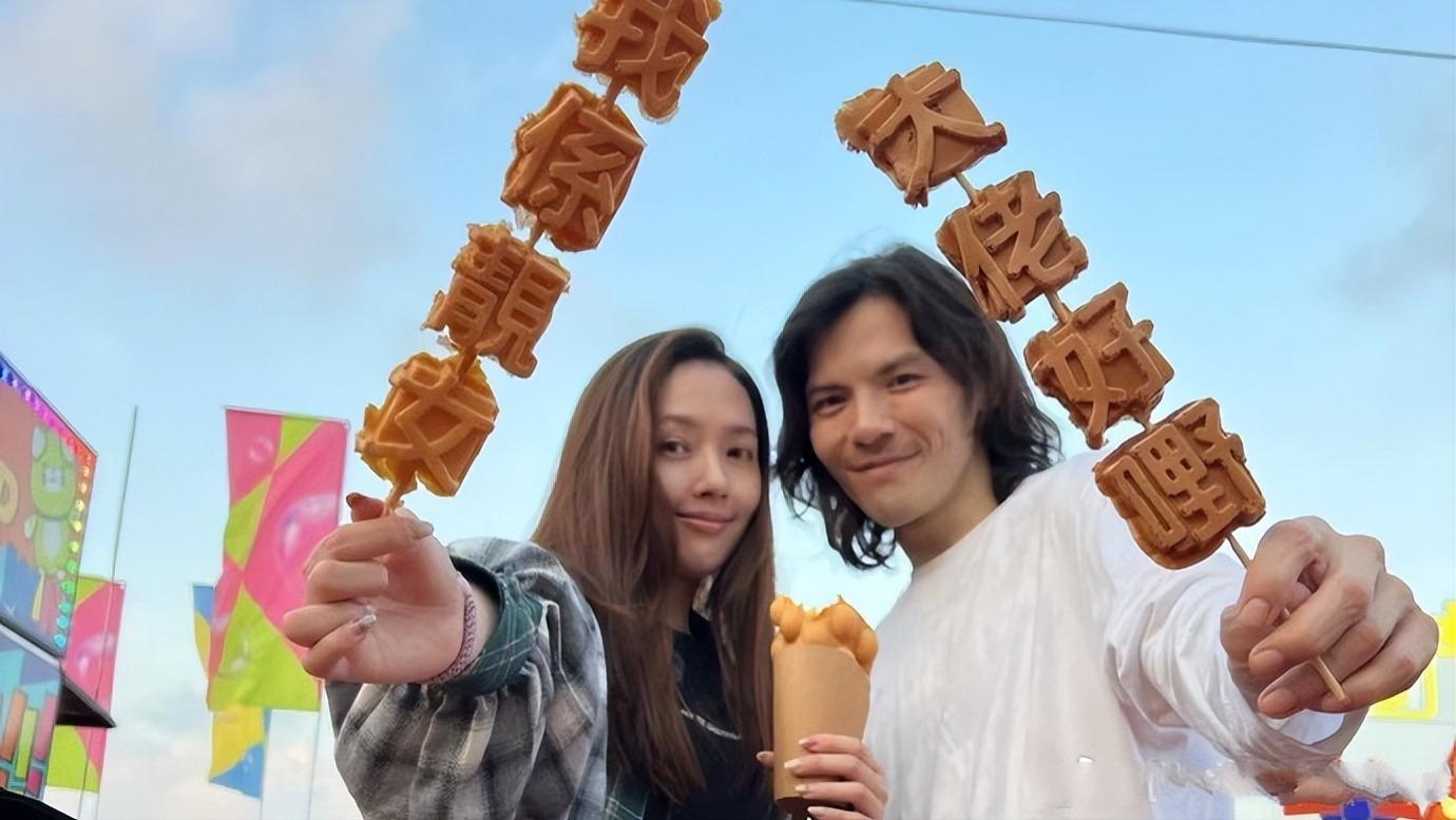 郭碧婷携老公过二人世界，早餐油条瘦肉粥接地气，挤地铁无人认出