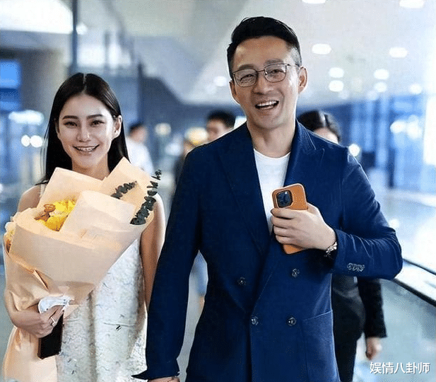 网传S妈忍不住了！张兰直播间卖牛仔包疑内涵具俊晔，却被S妈炮轰