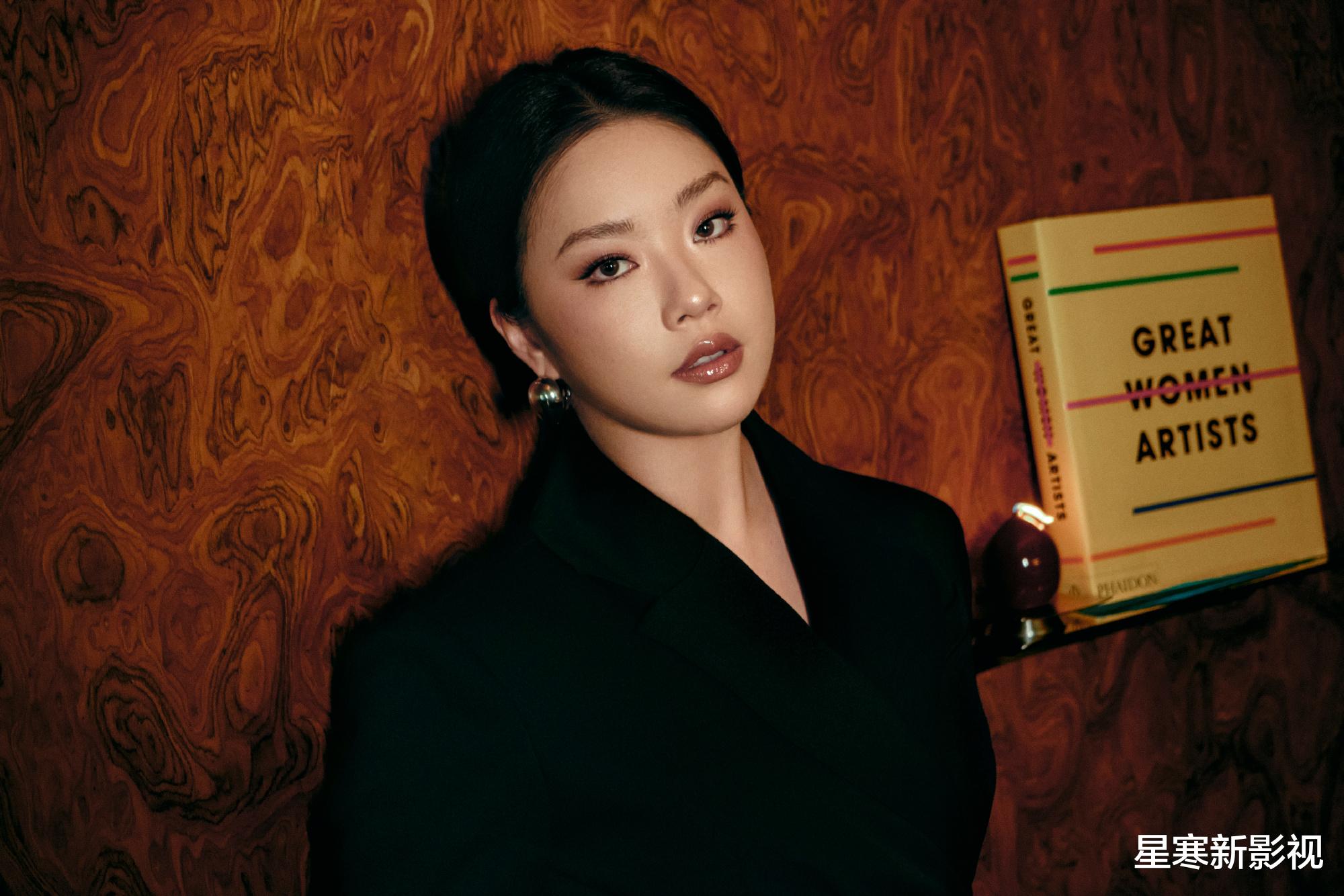 《独身女人》再引热议,唐嫣穿西装太A,和赵又廷同框莫名很搭!