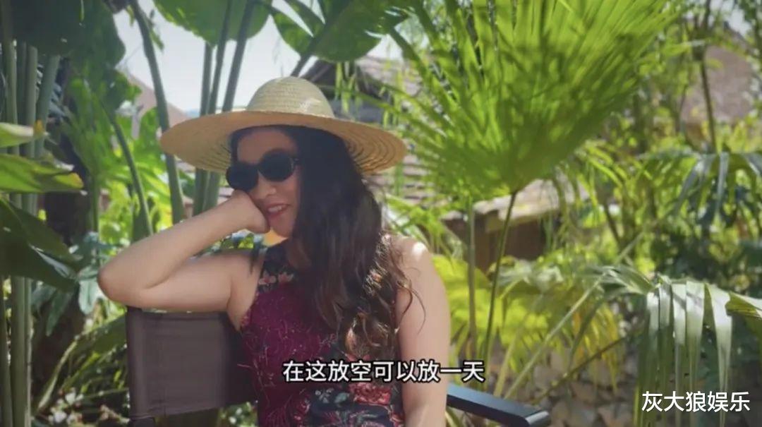 霍思燕大秀好身材，穿吊带，膀大腰圆，风韵犹存，老公一脸宠溺