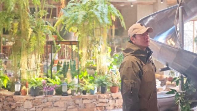 张颂文发文告别47岁的自己,头戴棒球帽耍帅,自称用作品表达自己