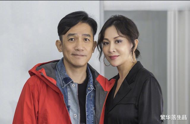 刘嘉玲带家人去日本游玩,打扮时尚显年轻,和妈妈同框画面温馨