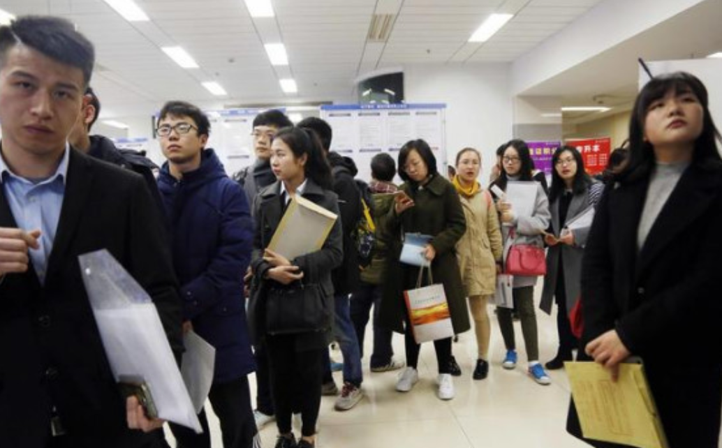 与女老板一起出差，只有一间房怎么办？00后机智回答，当场被录取