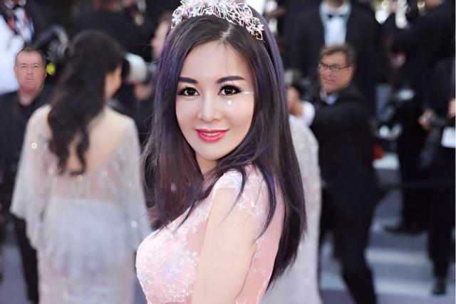 央视亲自点名揭穿!收割富婆,骗走50亿,“捞金女王”这次真栽了