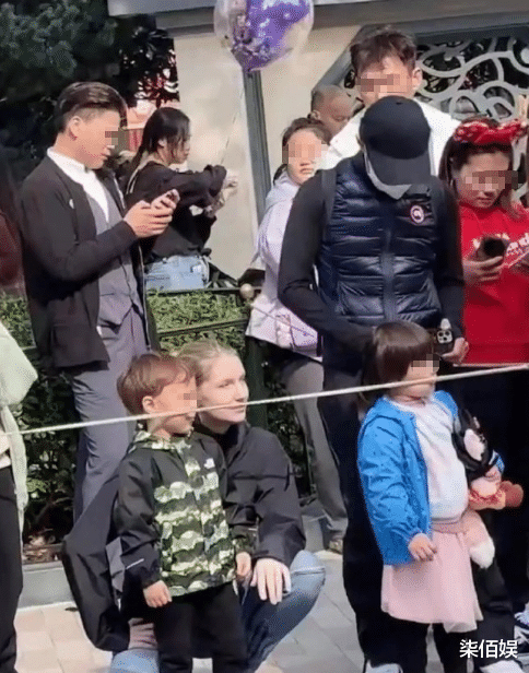 撒贝宁一家游南京,女儿穿汉服更受宠,李白腰线比老公高长腿抢镜