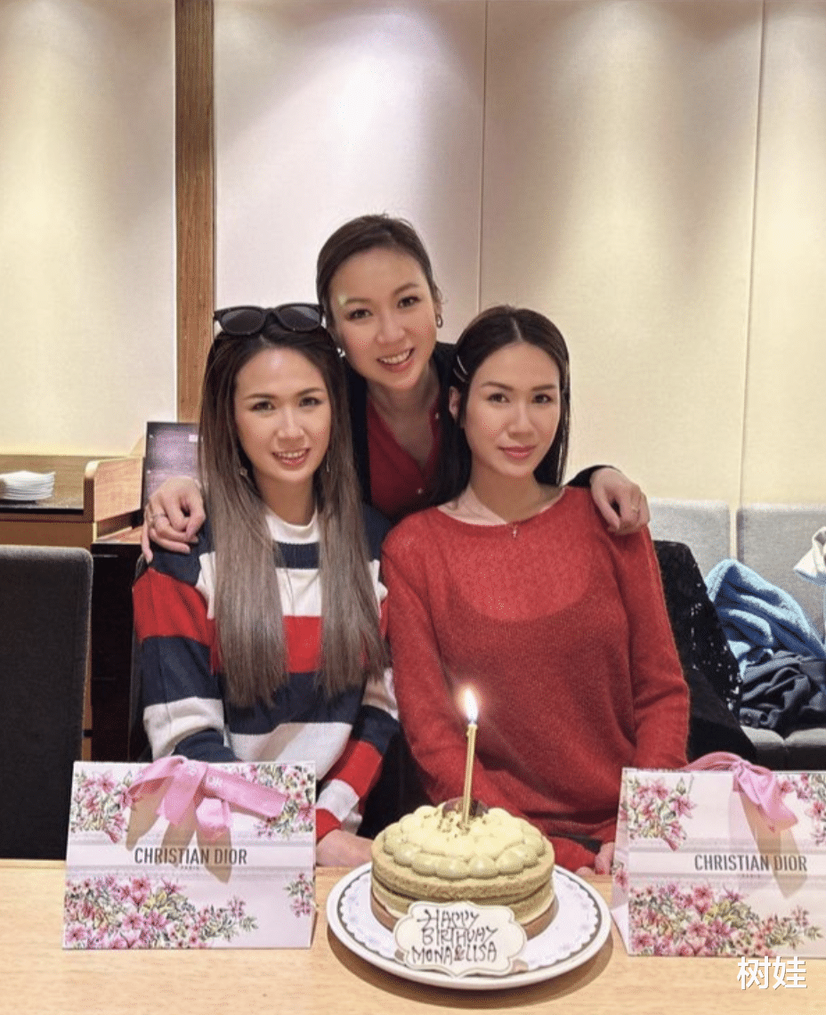 37岁港姐办生日派对，双胞胎姐姐现身庆祝，姐妹长相一样神韵不同