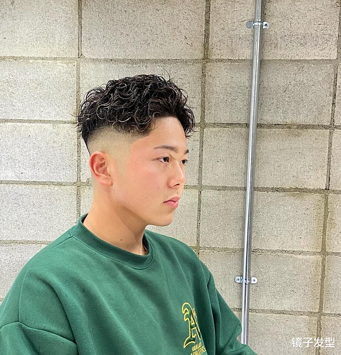 男发别乱剪,最时尚还是两侧铲短露额发型,帅气不落伍