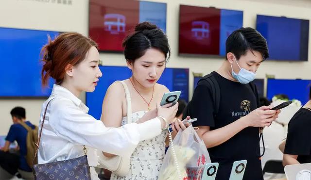 中美韩手机三季度营收断崖对比：苹果6761亿，三星4072亿，华为呢