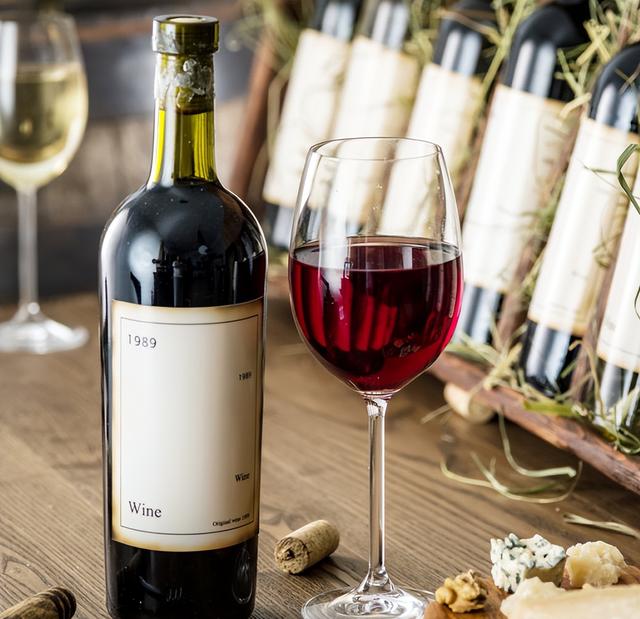 没开瓶的红酒,过了保质期还能喝吗?行家给出答案,别再被误导了