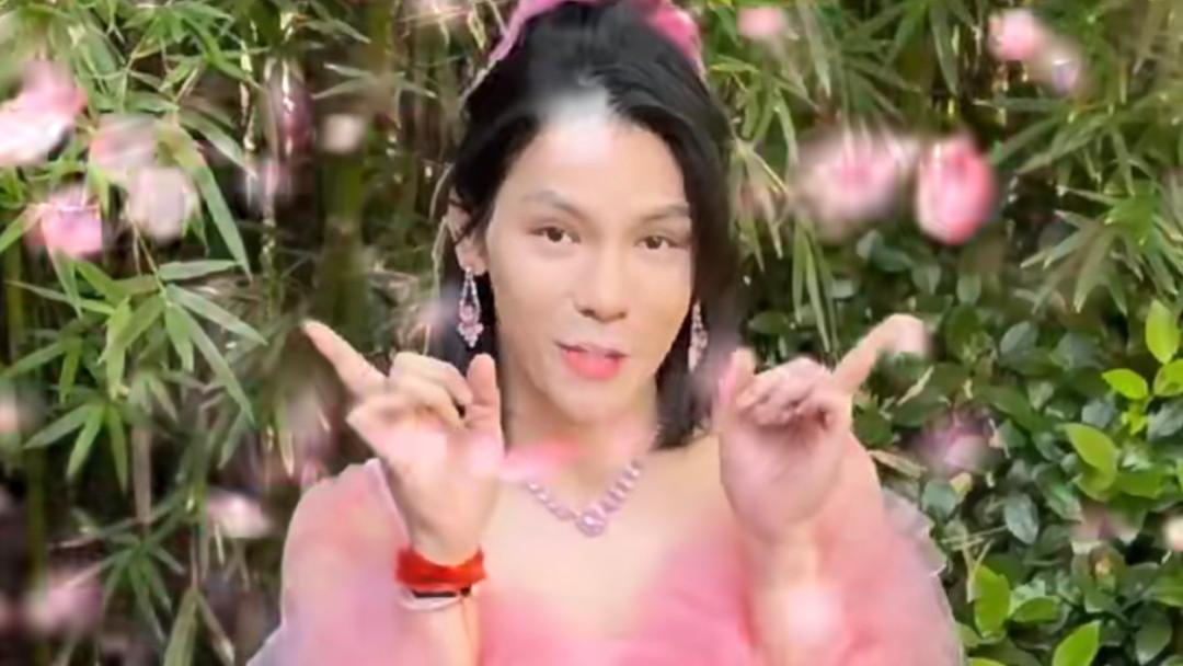 向佐彻底迷上穿女装，造型一个比一个辣眼，路人镜头里颜值糟糕