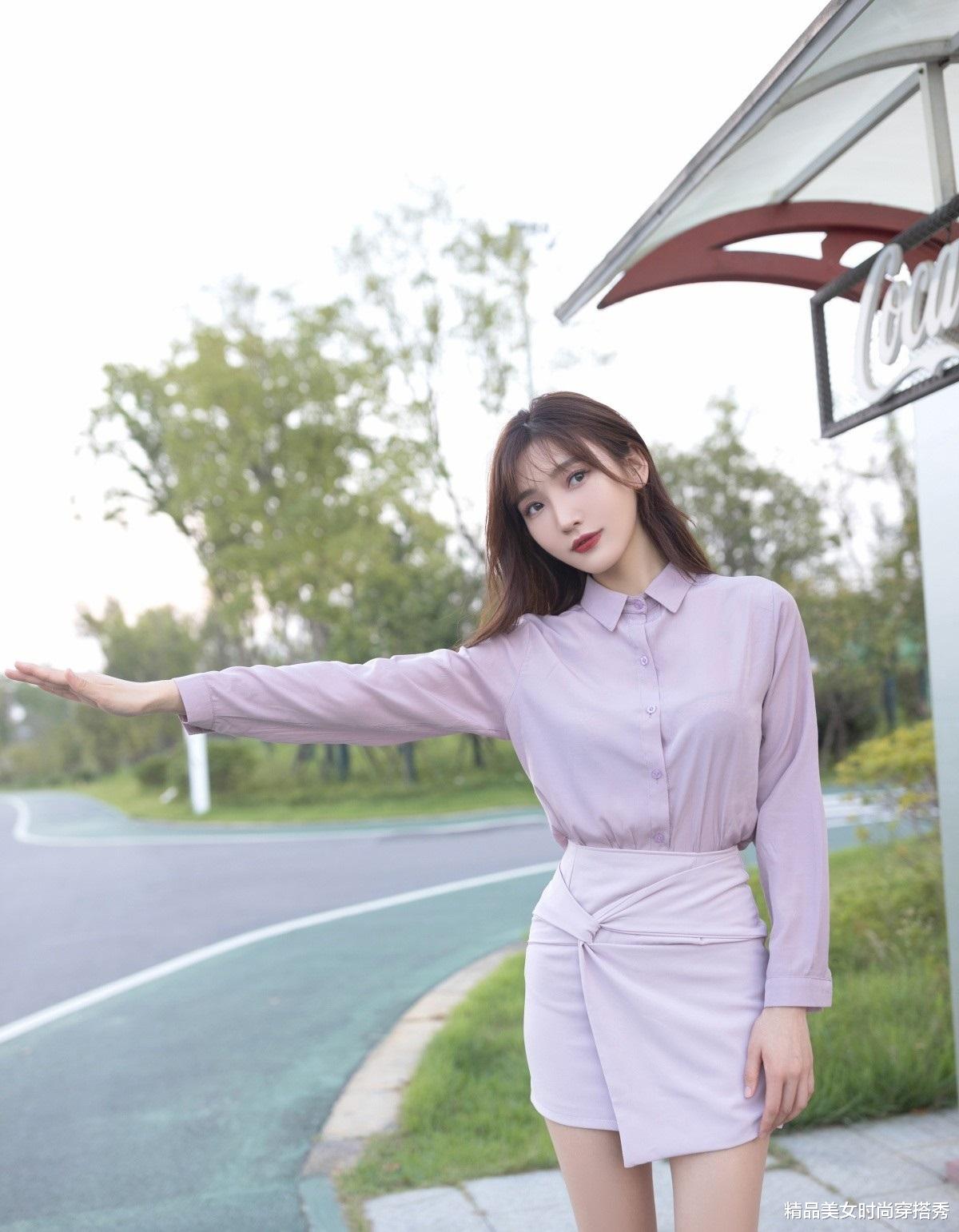 紫色衬衫裙与高跟鞋：年轻女士职场着装新选择