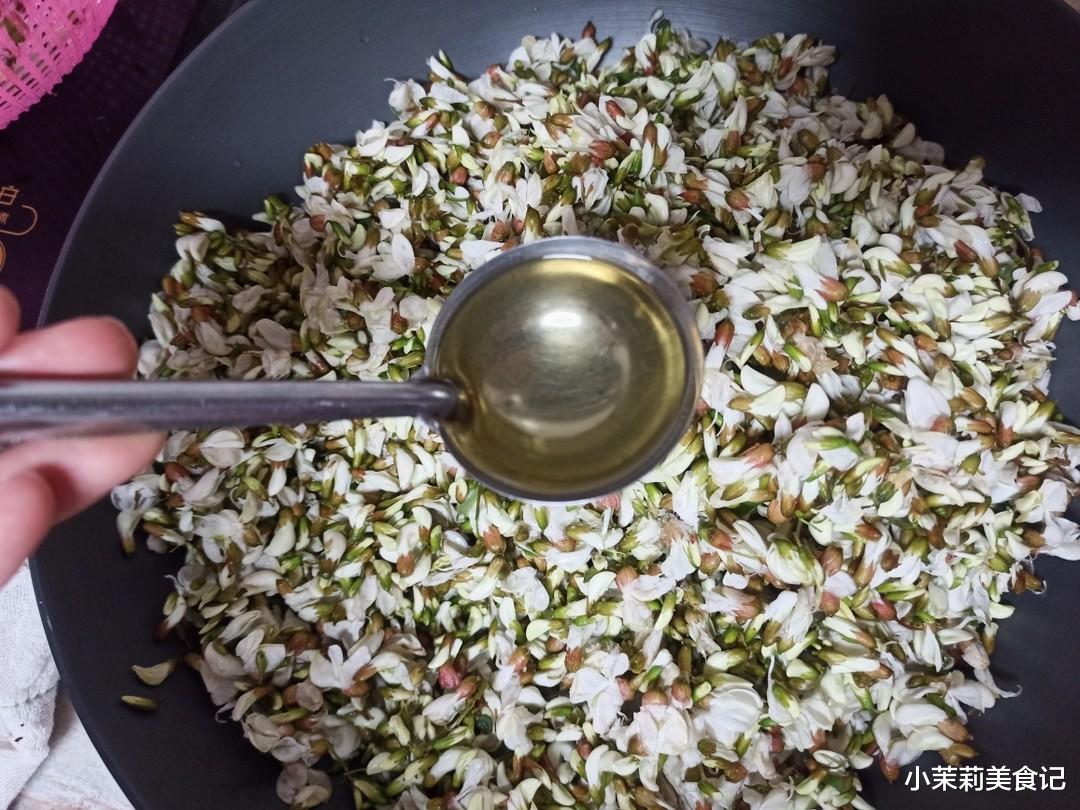 蒸槐花，最忌直接裹面上锅蒸，牢记“1放1窍门”，粒粒焦香不粘坨