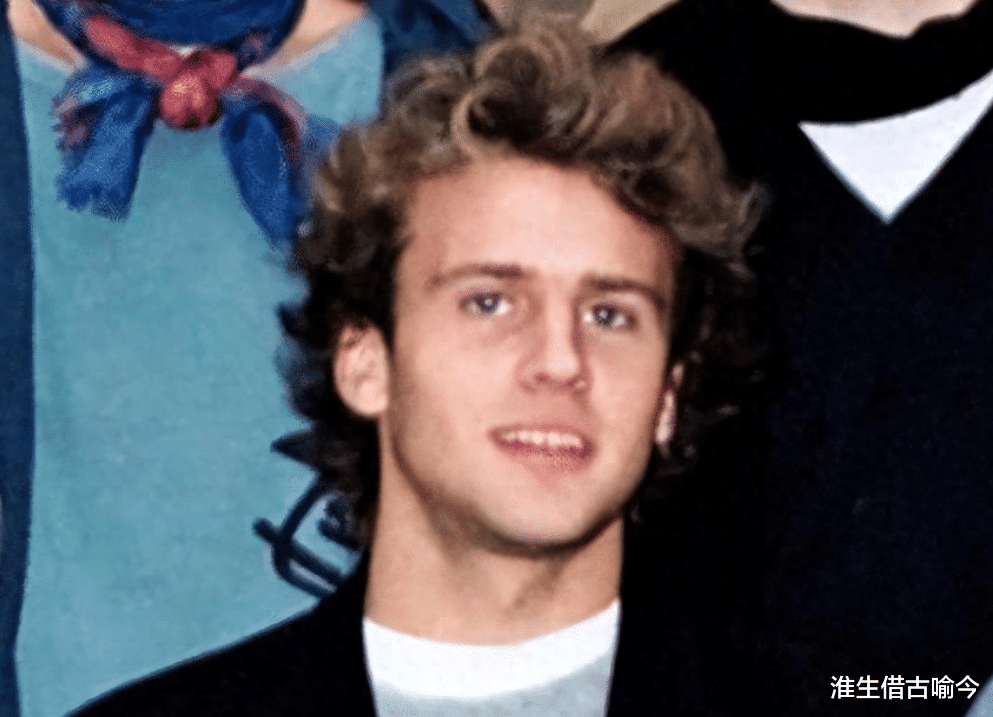 马克龙有多爱大24岁布丽吉特?在游艇上摸着她的脚踝,深情注视她